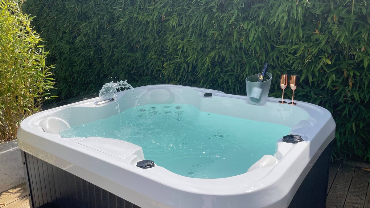 Louresse-Rochemenier Cottage | Spa" suite for 2 - Domaine des Varennes