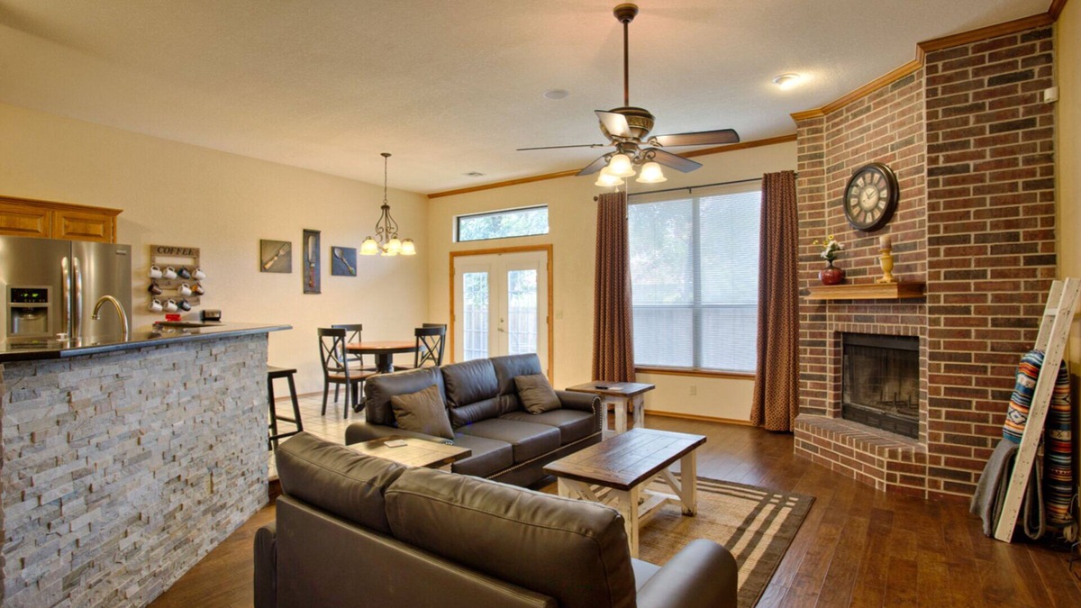 Edmond House | Space and lots of Comfort with 2,400 sq ft!