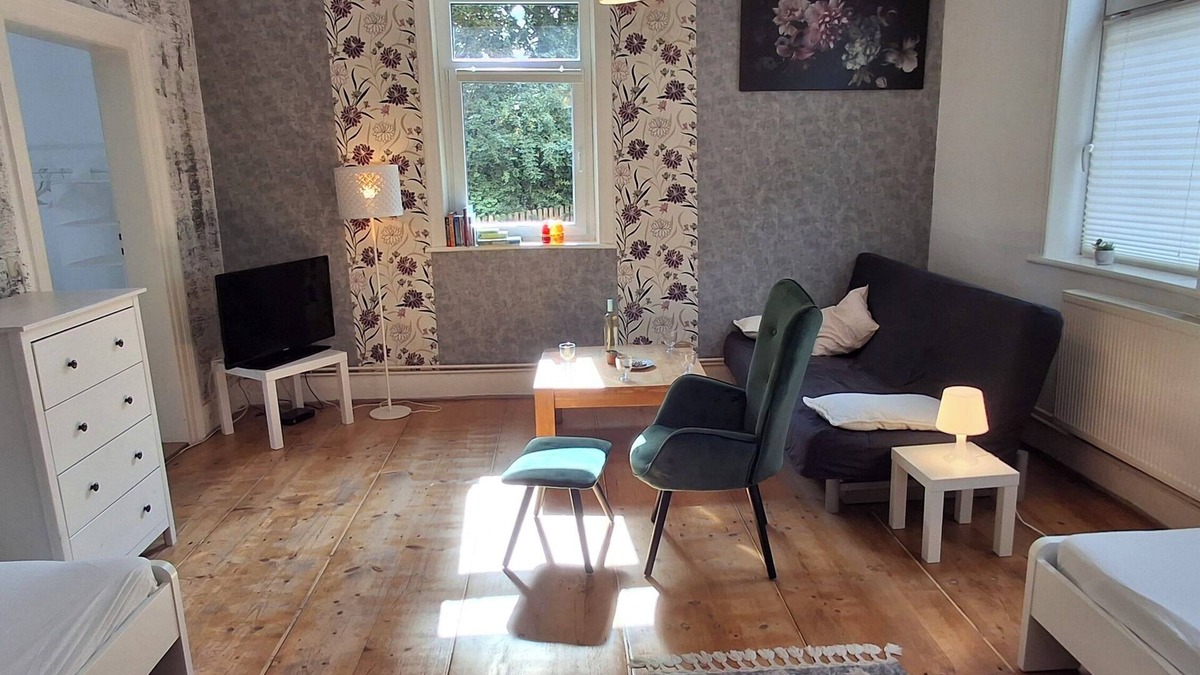 Gleichen Apartment | Space for a group, family & pets in a vacation apartment near the lake & garden