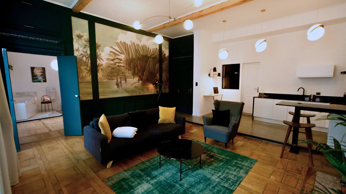 Bagneres-de-Bigorre Apartment | Spacieux Appartement Spa Balnéo Romantique