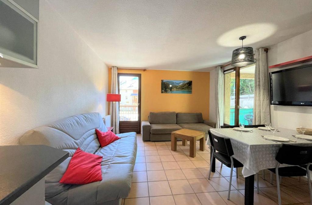 Briancon Apartment | Spacieux T3 à Briançon - 6 pers, 2 balcons, parking, proche télécabine et commerces - FR-1-330C-134