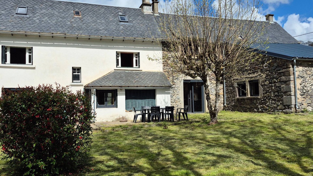 Egliseneuve-d'Entraigues House | Spacious Auvergne House 170m² - 8 Pers - Nature in Volcano Park