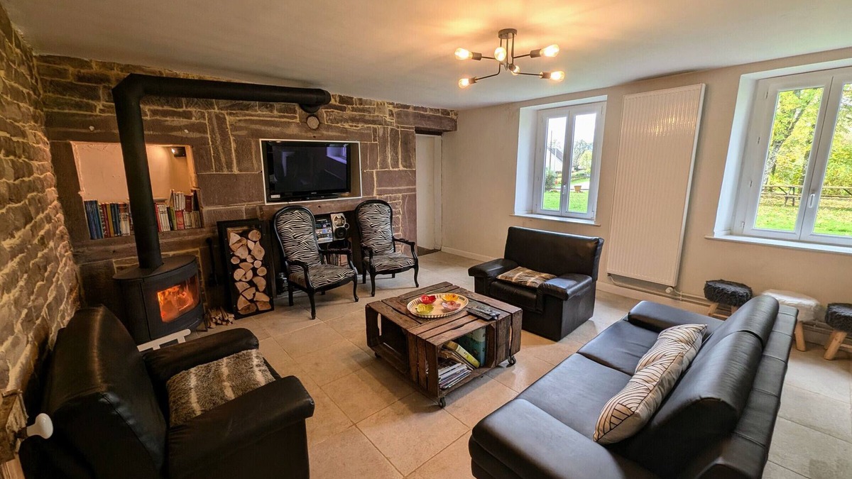 Aillevillers-et-Lyaumont Cottage | Spacious characterful gîte for 15 in Aillevillers with garden
