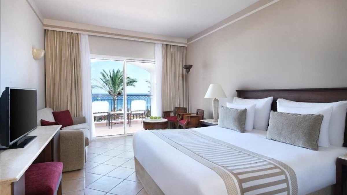 Dahab Hotel | Spacious Room with Balcony Overlooking Pristine Beach - with 2 Swimming Pool