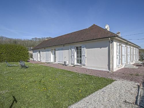 Sainte-Honorine-des-Pertes House | Spacious holiday home in Aure sur Mer with garden