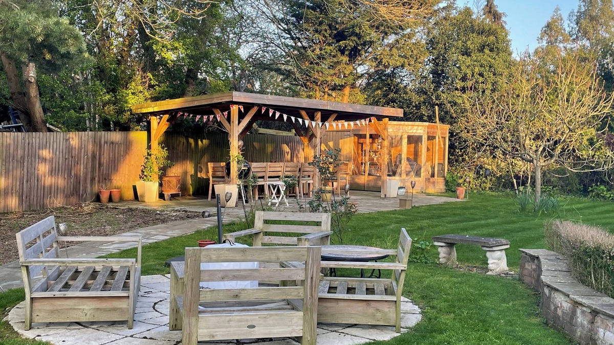 Letchworth House | Spacious family home with large garden and parking