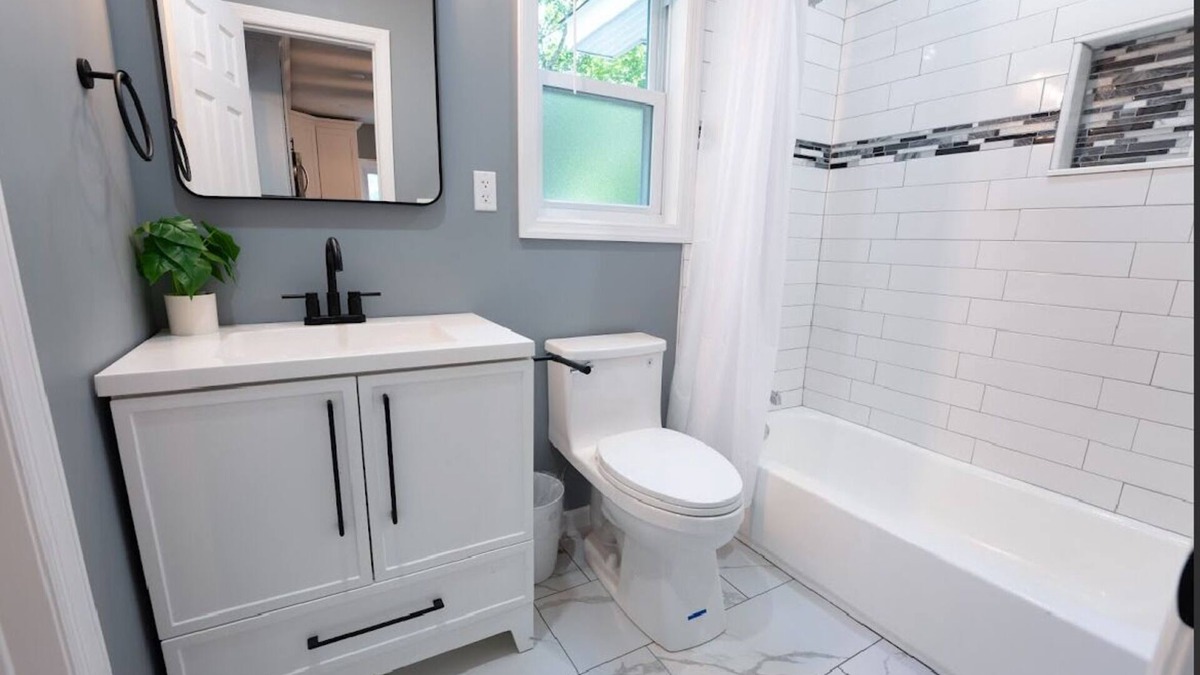 Poquott House | Spacious 5-bedroom house in serene Setauket- East Setauket with WiFi, AC