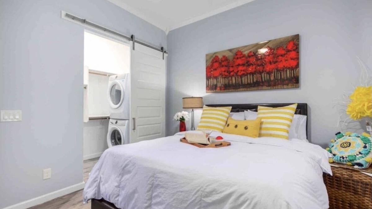 Maryvale House | Spacious 1 Bd guesthouse. 1 QS bed +1 QS sleeper sofa Close to Spring training