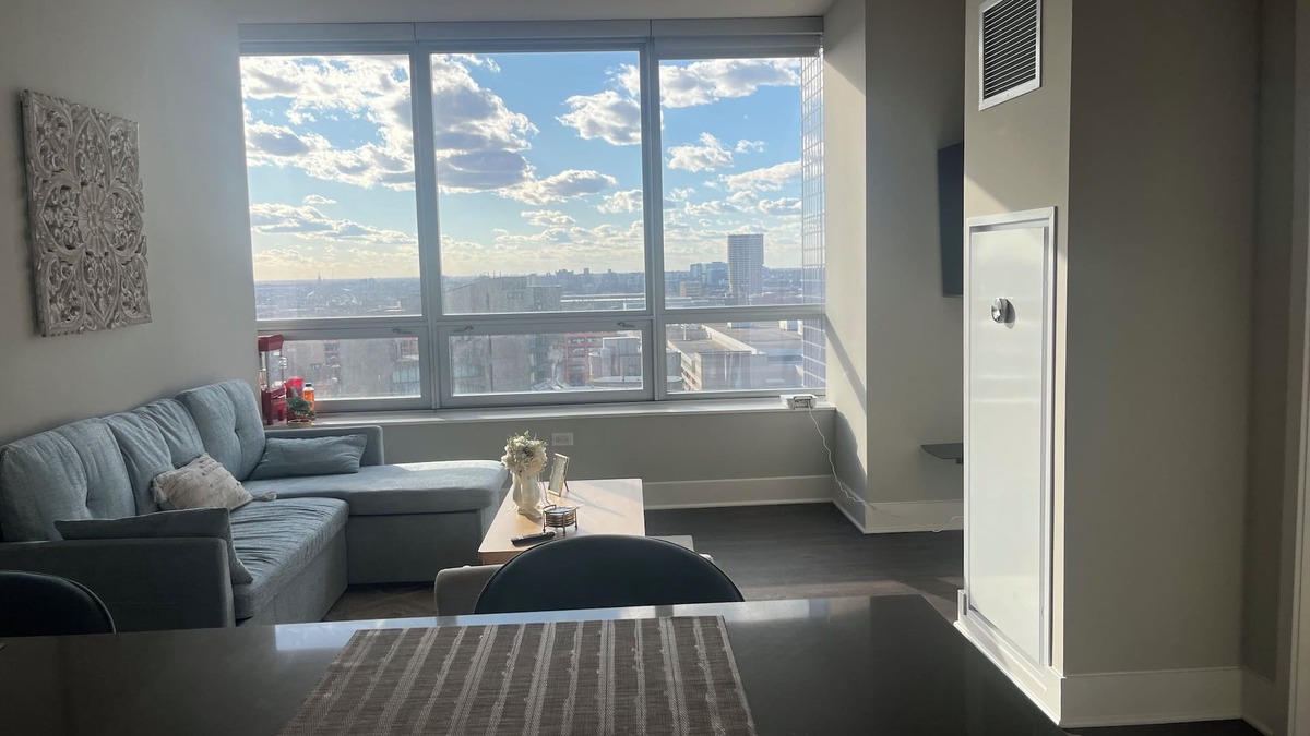 The Loop Apartment | Spacious 1 bd sleeps 4 quiet and near Michigan Ave
