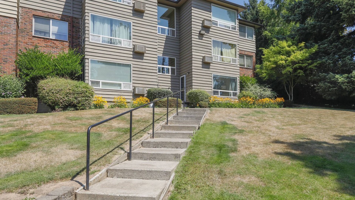 West Slope Condo | Spacious 1-bdr on Canyon Rd. Designated Parking.