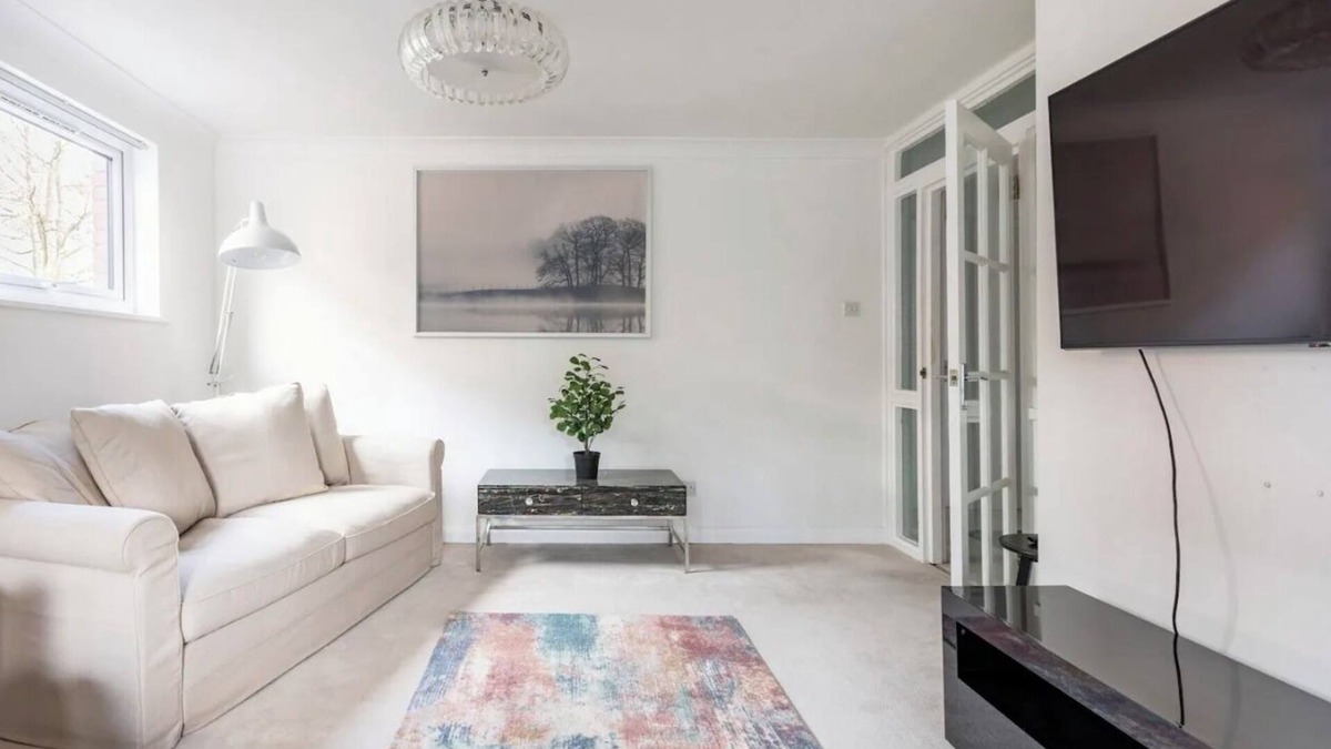 London Borough of Bromley Apartment | Spacious 1 bed apartment with parking & balcony!