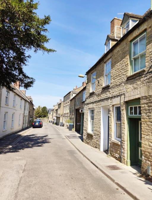 Charlbury Apartment | Spacious 1-bed apartment with super king or twin in central Charlbury, Cotswolds