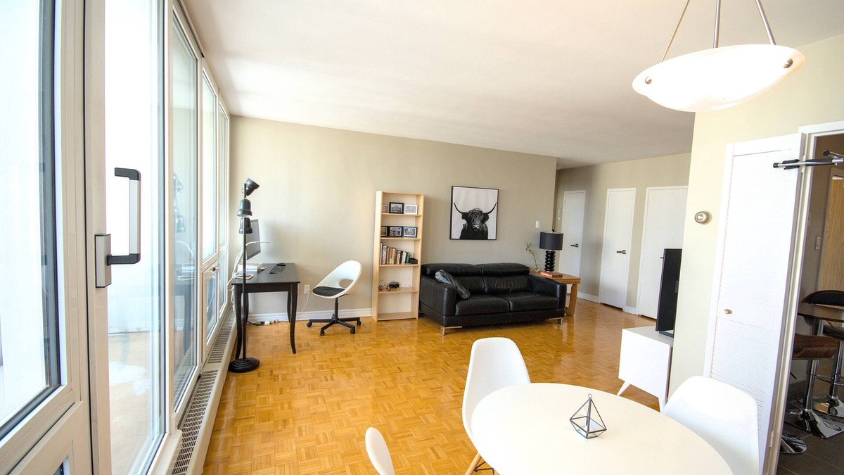 Davisville Apartment | Spacious 1-bed room Apartment 5min to Subway, Restaurants, Grocery, Parks