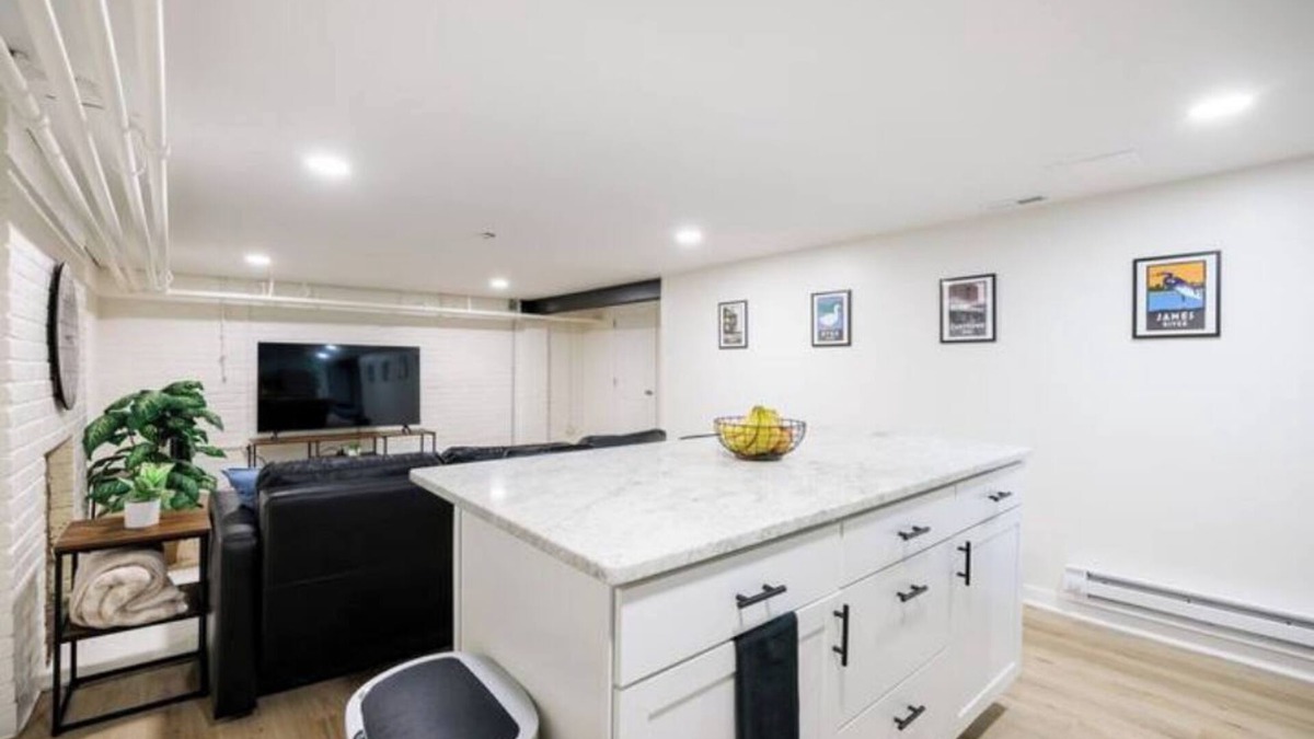 Richmond Apartment | Spacious 1 bedroom, 1 bathroom unit w/private entrance, on site parking+laundry