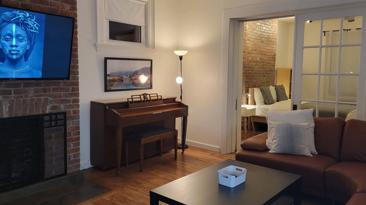Friendship Apartment | Spacious 1-Bedroom Apartment In Pittsburgh (B1)