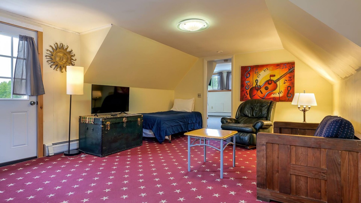 Ellsworth Cottage | Spacious 1 Bedroom Apt w/King Bed Full Kitchen & Bathroom