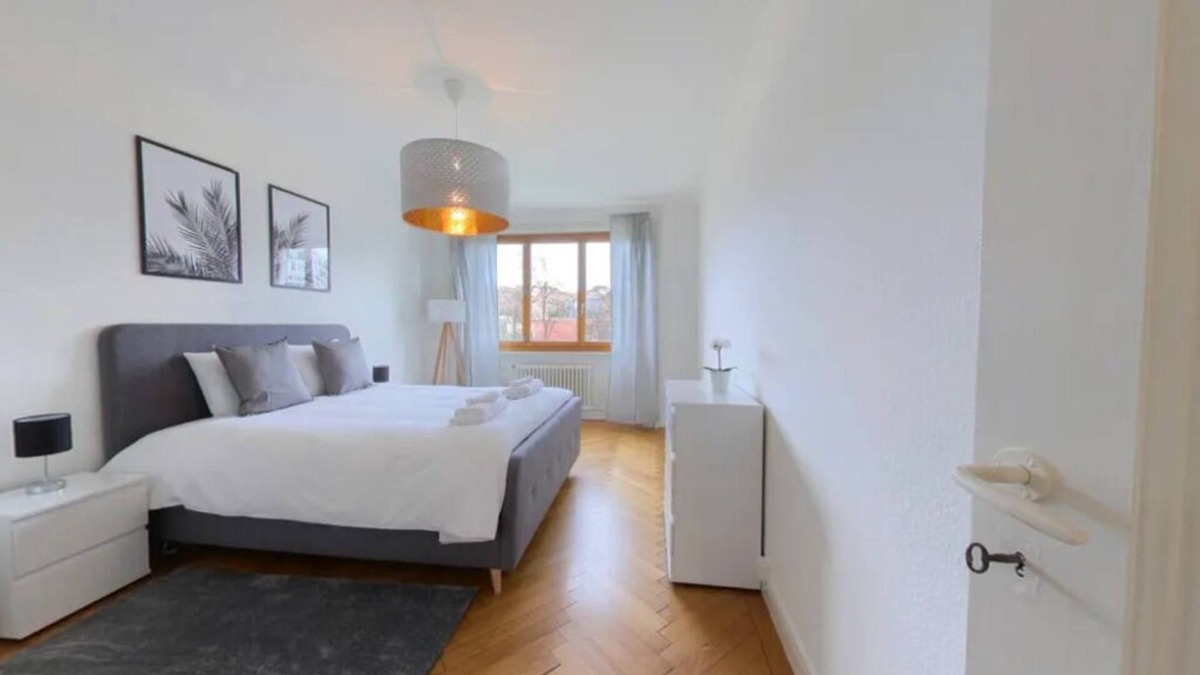 Ansermet Apartment | Spacious 1-Bedroom Apartment w/River Views & Balcony - Jonction District