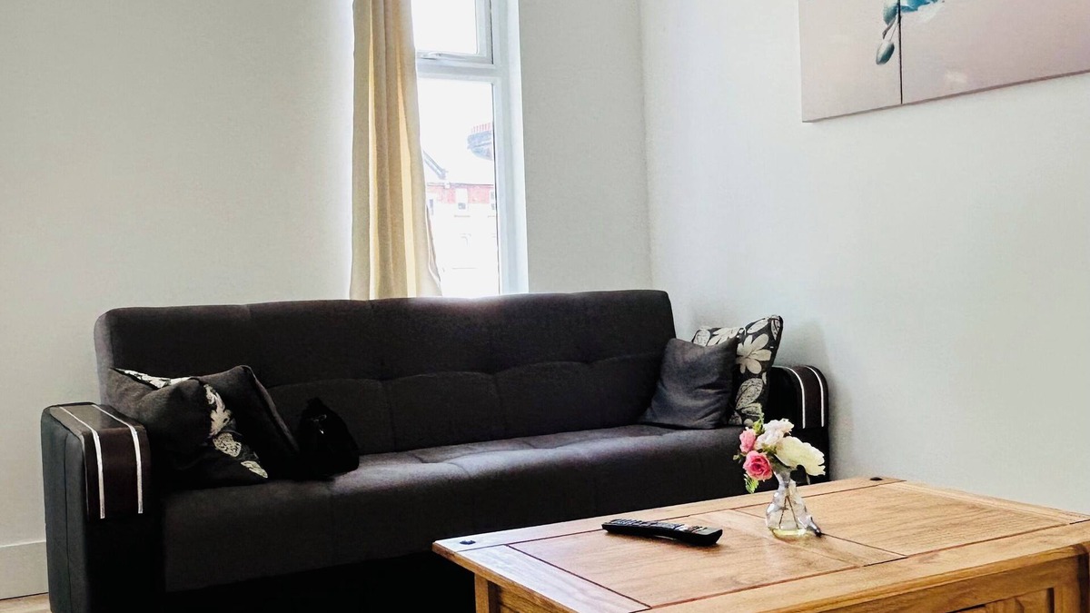 Ladywell Apartment | Spacious 1-bedroom flat with Free Parking, Close to many to take you Central