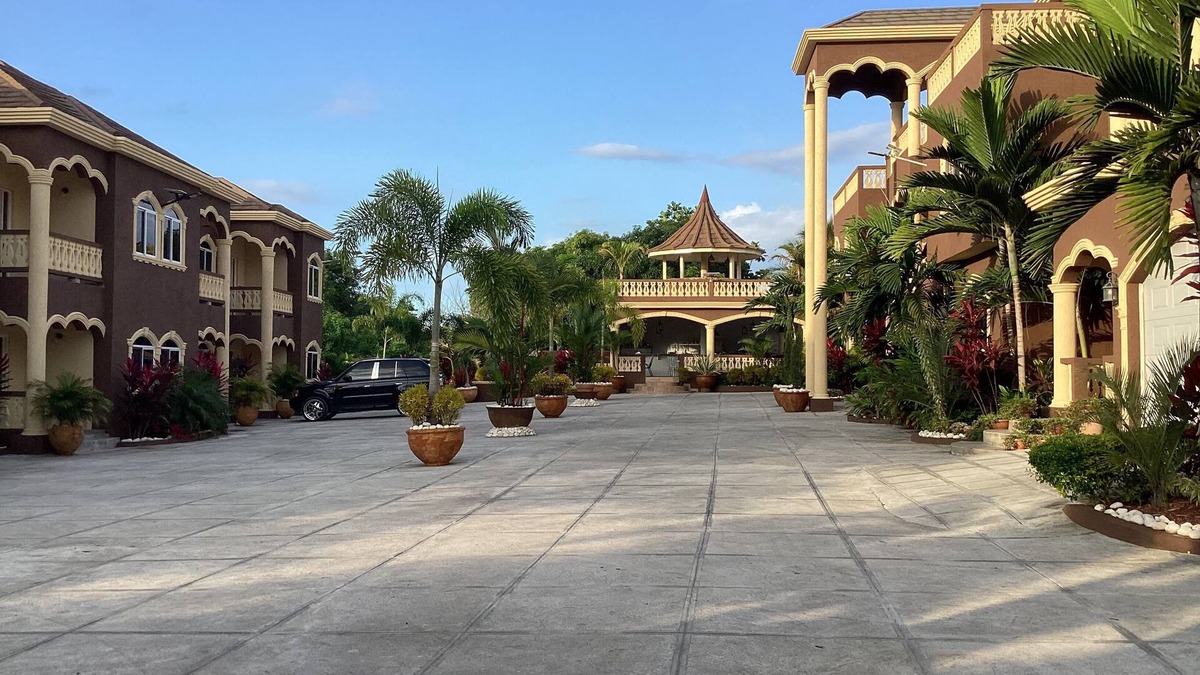 Runaway Bay Apartment | Spacious 1 Bedroom Apartment with En-Suite, Open Kitchen and Living Room