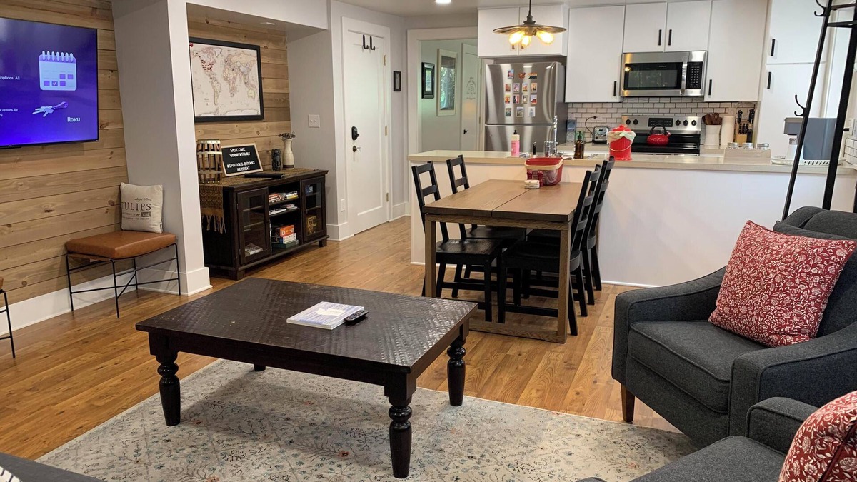 Seattle House | Spacious 1-bedroom vacation unit just 4 minutes to University of Washington