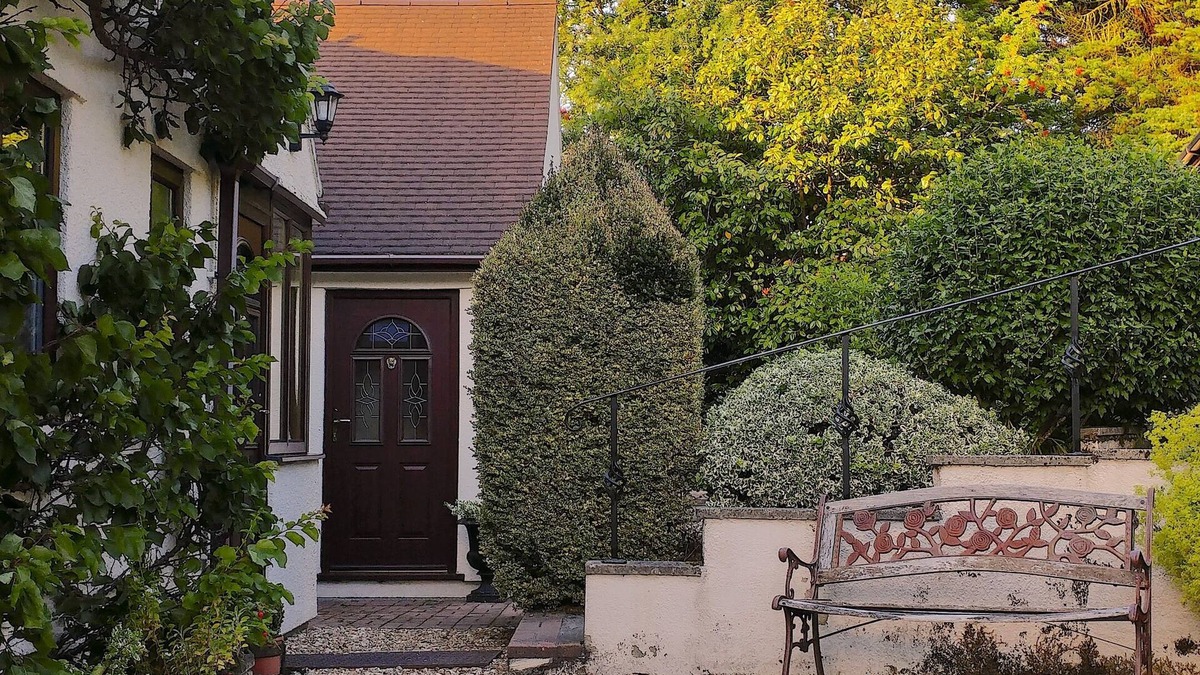 Raymonds Hill Apartment | Spacious 1 BR apartment. Amazing view. Own Garden. Dog friendly.