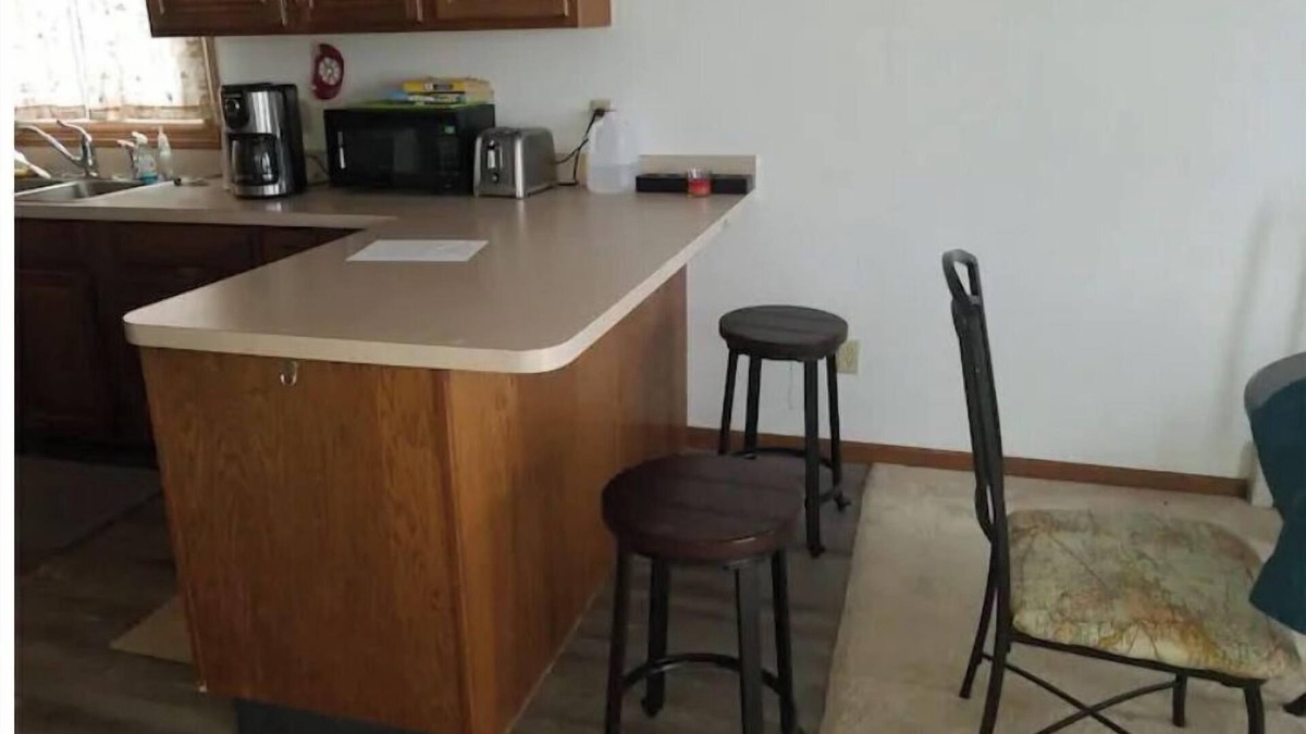Bismarck Apartment | Spacious 1 BR Apartment located above a Salon.