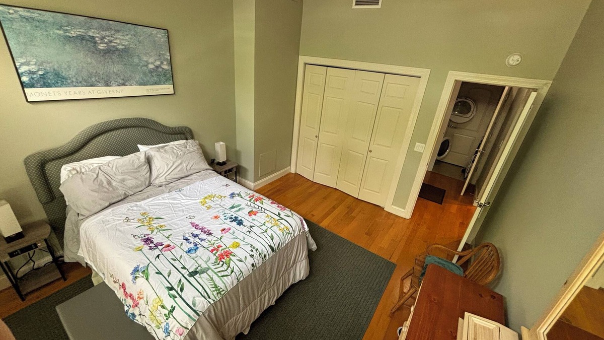 Albany Apartment | Spacious 1 BR apt in converted industrial building. 1 block from Washington Park