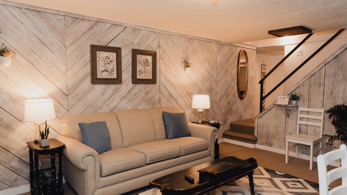 Forest Apartment | Spacious 1 BR Apt w/office+kitchen near Liberty and poplar