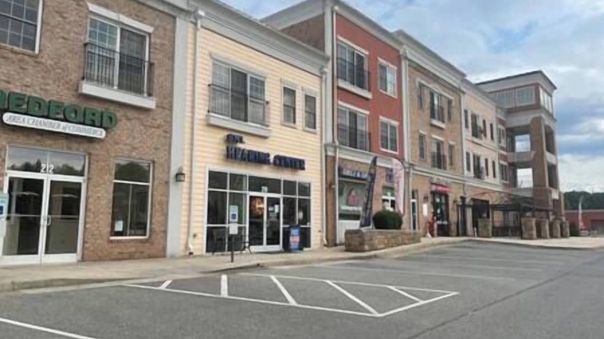 Moneta Apartment | Spacious 1 king bedroom WiFi on-site restaurant