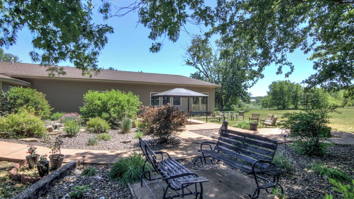 Osseo House | Spacious 10-bedroom, 40 beds, 3.5 bath country home in Osseo, WI with WiFi, AC