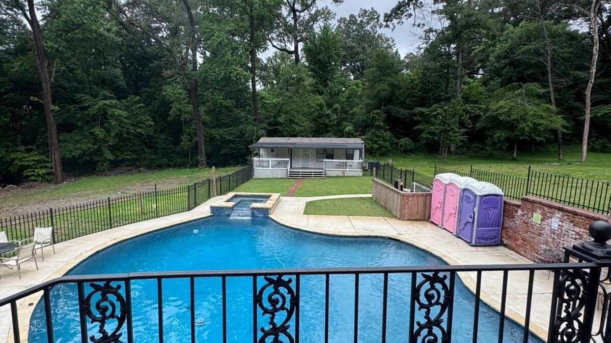 Raleigh House | Spacious 10- Bedroom House Vibrant Memphis With Pool