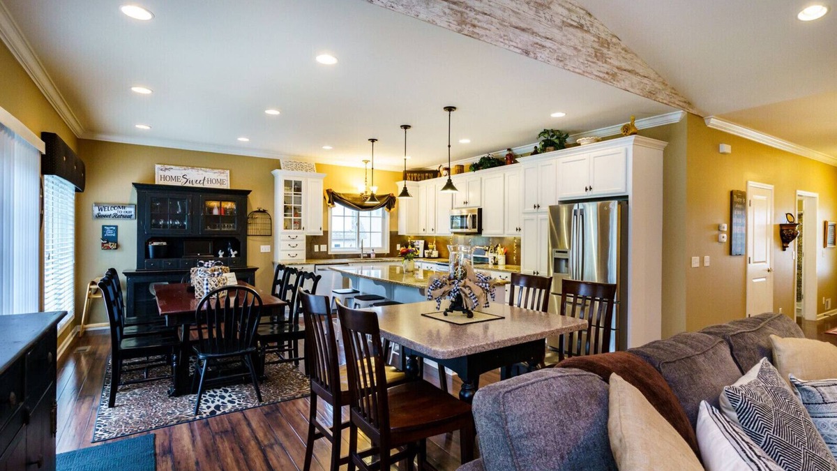 Mission Hills House | SPACIOUS, 10 BEDS, SLEEP 14, NEAR LAKE/WATERPARK AND ALL ATTRACTIONS