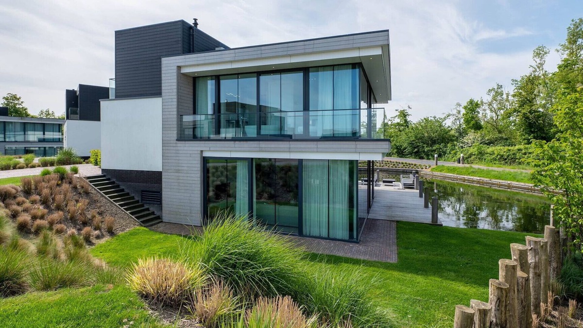 Arnemuiden Villa | Spacious 10-person waterfront villa