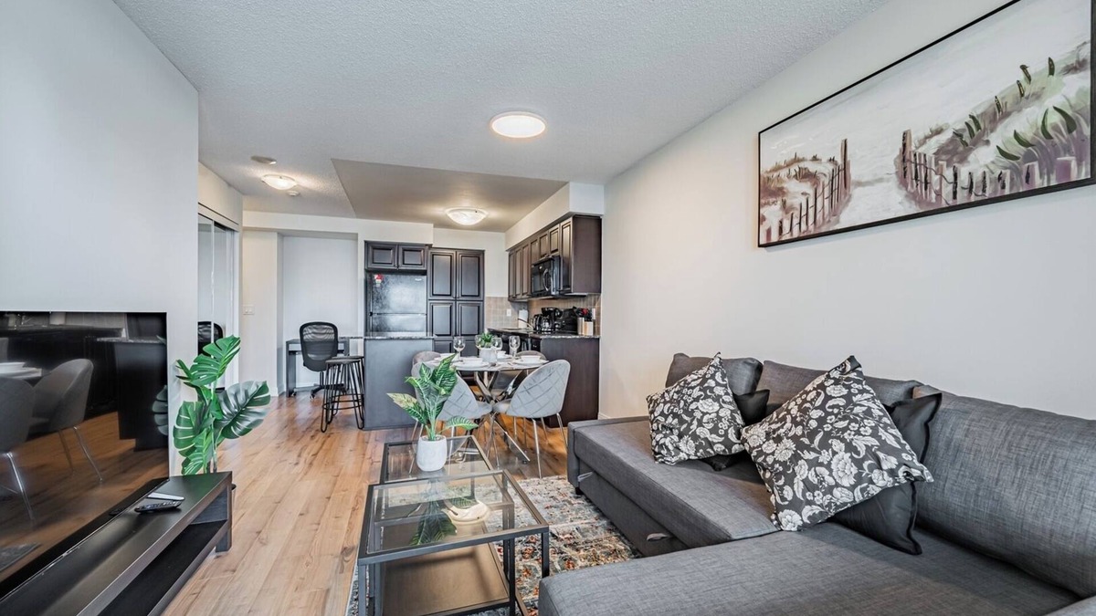 Downtown Mississauga Apartment | Spacious 1BR+1WR Apartment with Balcony