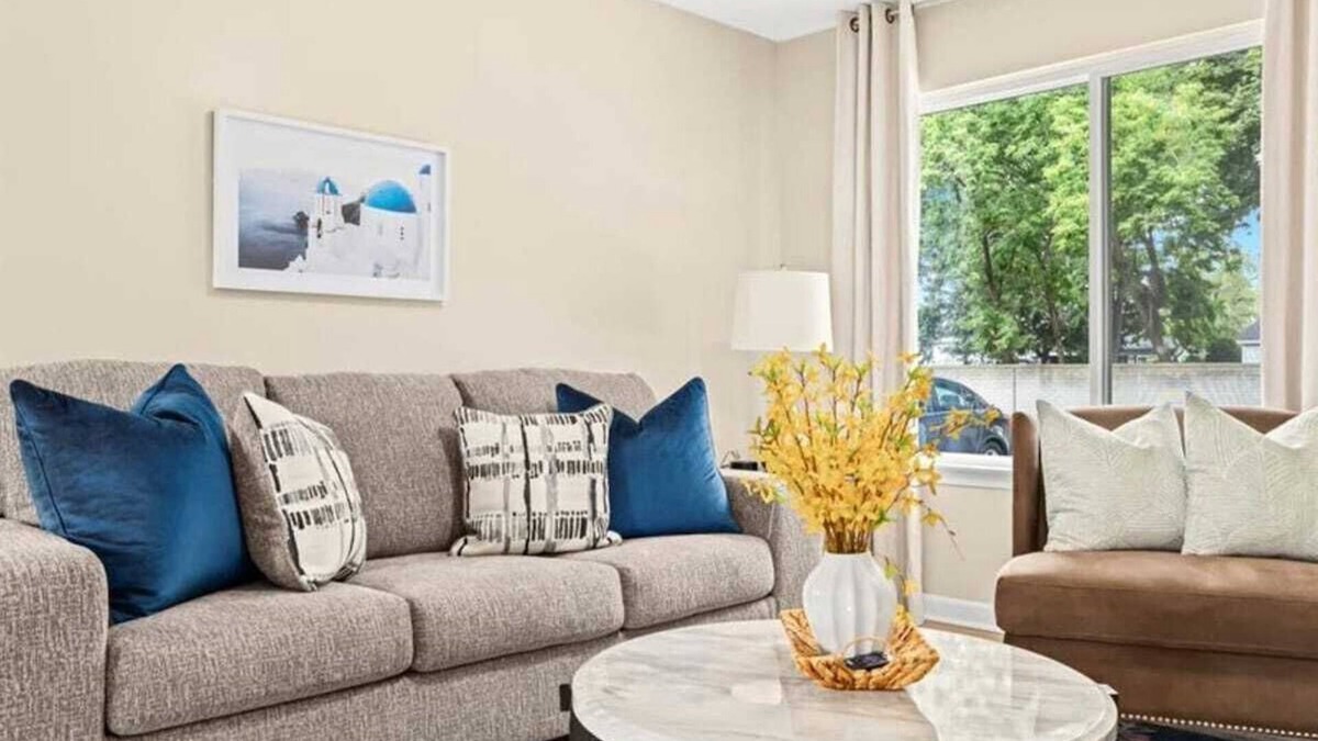 Roseville Apartment | Spacious 1BR End Unit, Heart of Roseville