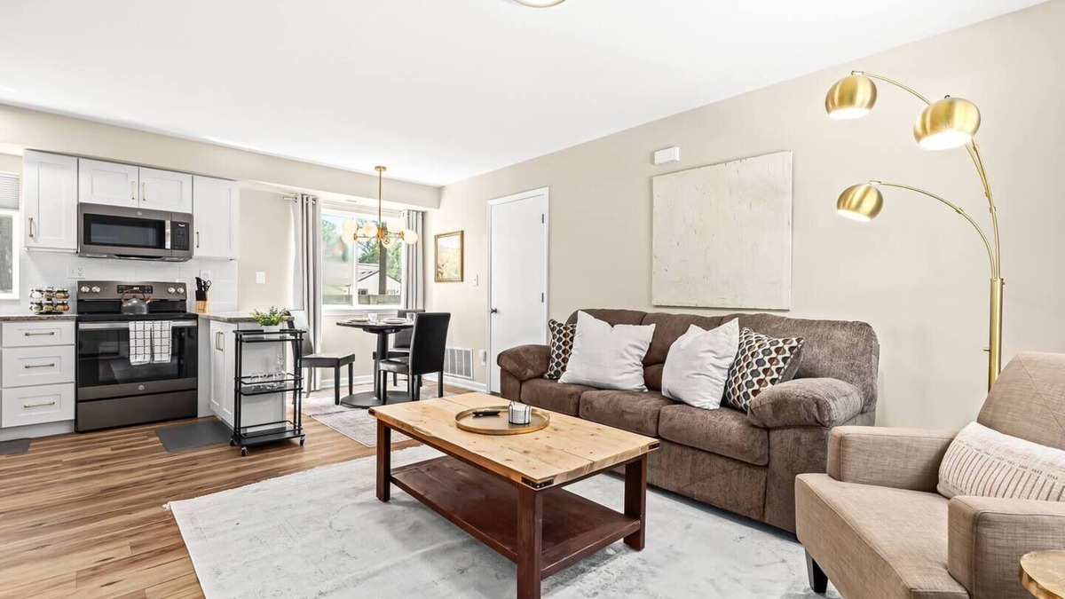 Roseville Apartment | Spacious 1BR Flat w/King Bed & Workspace