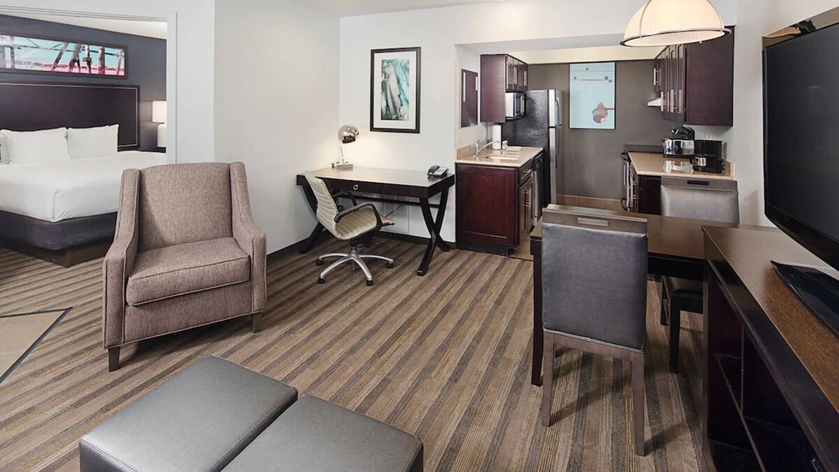Las Colinas Hotel | Spacious 1BR King w/Pool Access 1 mile from Irving Convention Center