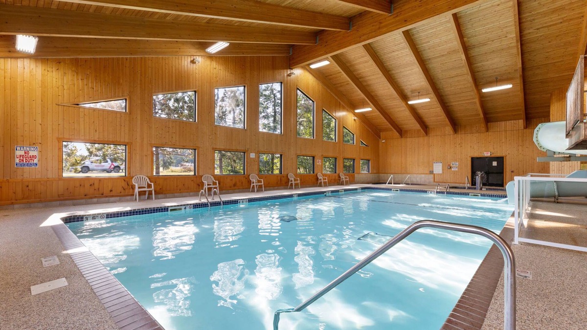Breezy Point Condo | Spacious 1BR + Loft Condo with Balcony & Fireplace