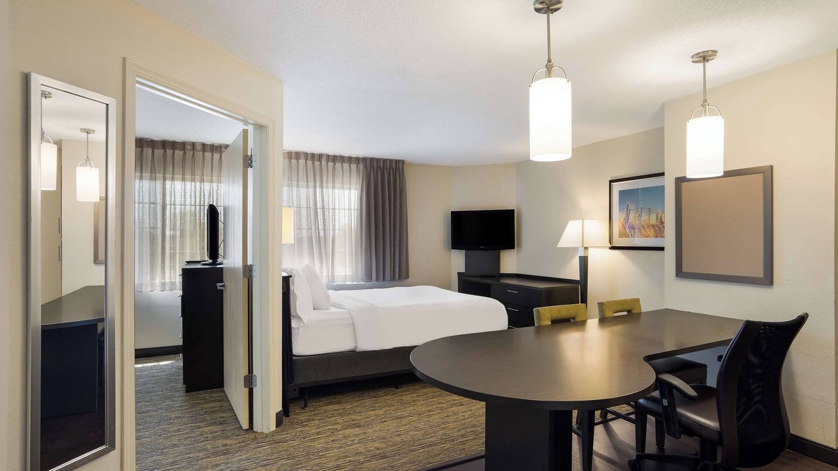 Newport News Hotel | Spacious 1BR Suite | 2 Queens & Kitchen | Parking Included