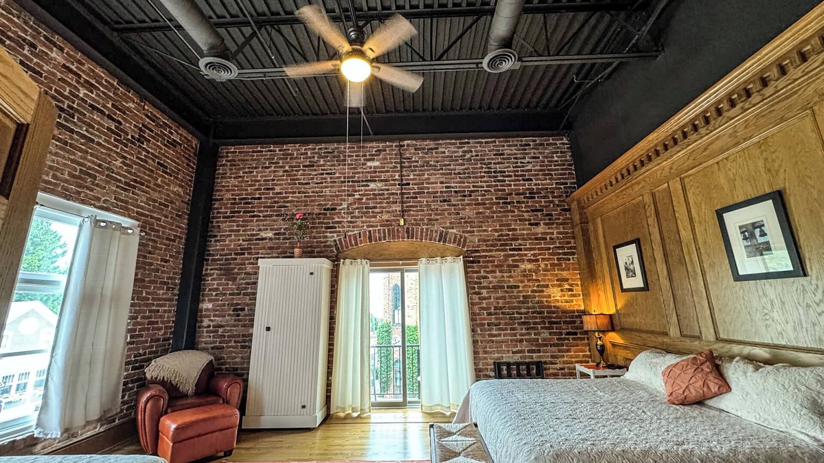 Lexington Apartment | Spacious 2,200 sq/ft Suite in Center of Lexington! Lake View, Balconies & More!