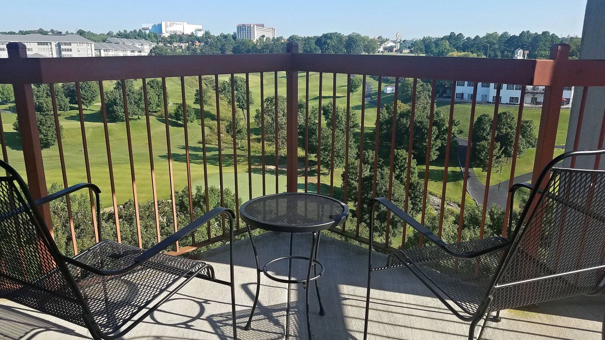 Branson Resort | Spacious 2 B/R Suite next to Thousand Hills Golf near Theater Strip (center)