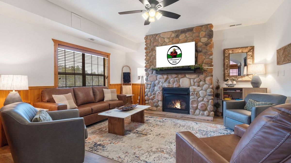 Branson Theater District Cabin | Spacious 2-BD + Loft Retreat in the Heart of Branson-Minutes to Shows, Shopping & Dining