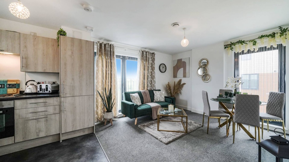 George Green Apartment | Spacious 2 Bed 2 Bath Flat with Parking in Slough
