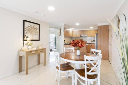 South Brisbane Apartment | Spacious 2 Bed/2 Bath Garden Apartment Aircon
