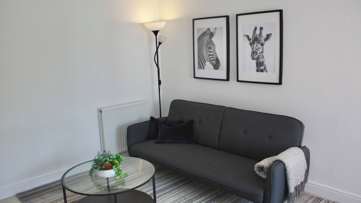 Crawley Apartment | Spacious 2 Bed 2 Bath Apartment - Gatwick 10 min away!