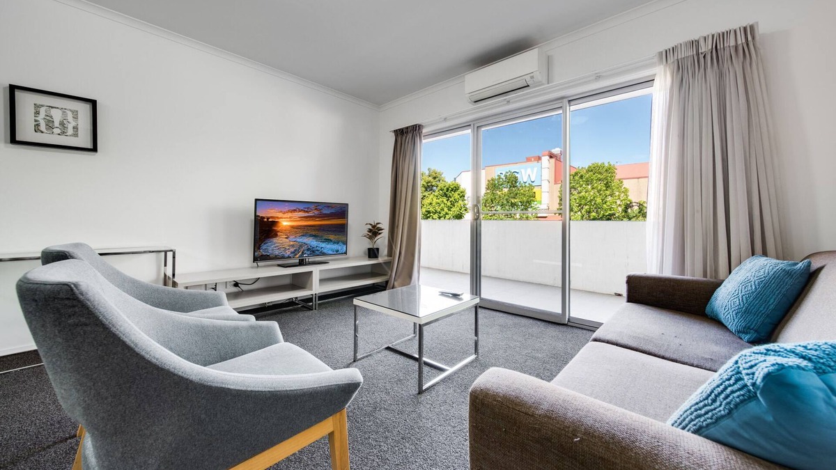Greenway Apartment | Spacious 2-Bed Conveniently by Lake Tuggeranong