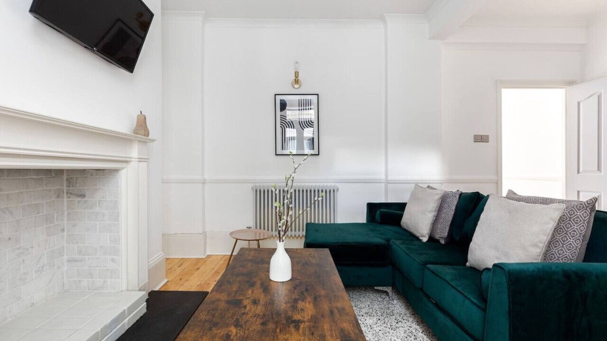 Hammersmith Broadway Apartment | Spacious 2 Bed Flat in Hammersmith