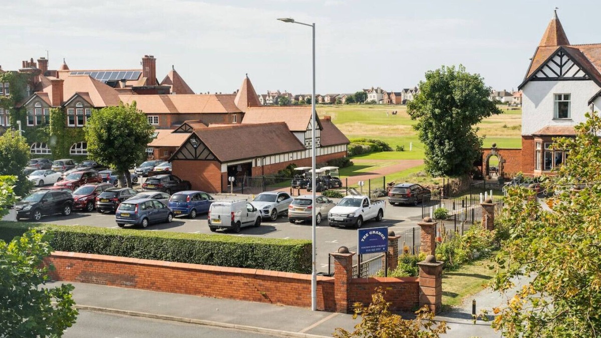 Hoylake Condo | Spacious 2 bed flat Near Royal Liverpool Golf Club