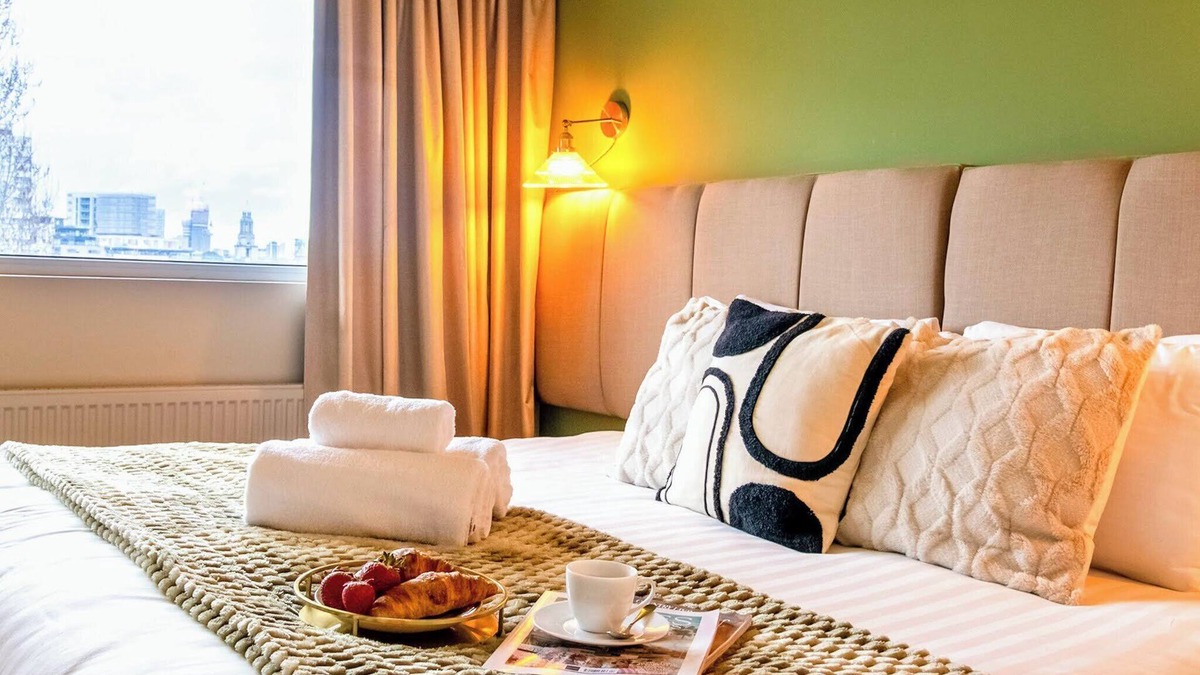 Tower Hamlets Apartment | Spacious 2-Bed Flat | Sleeps 5 | King Bed | Fast Links to City & Wharf