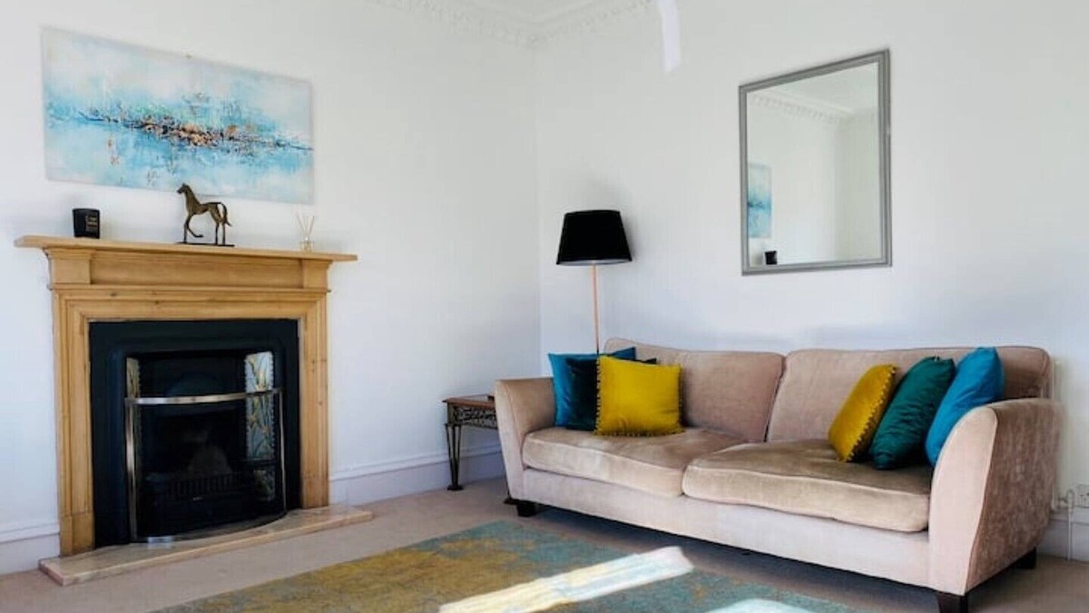 Perth Apartment | Spacious 2 bed flat with a fireplace and a garden